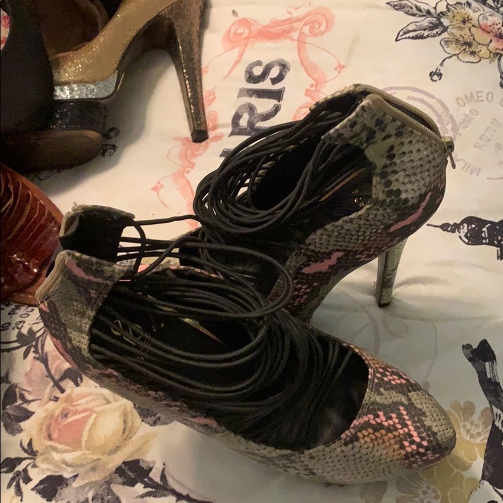 Shoe dazzle snake print heels size 9